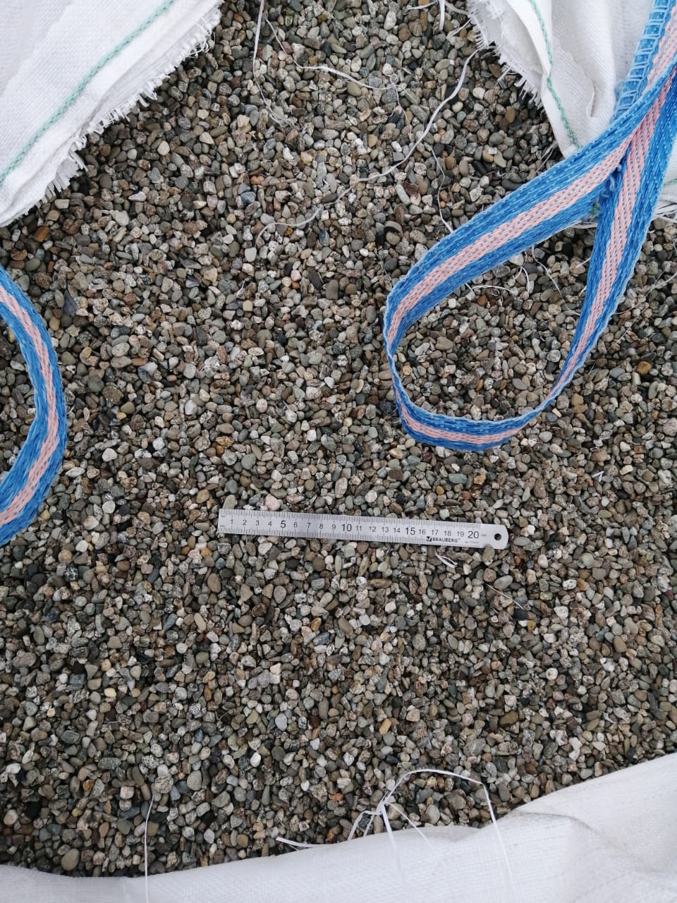  Галька речная окат (серая) фр.3-5 мм купить   в Сочи галька речная серая бежевый темно-серый окатанный речной камень округлый 8000 руб/т   фото 