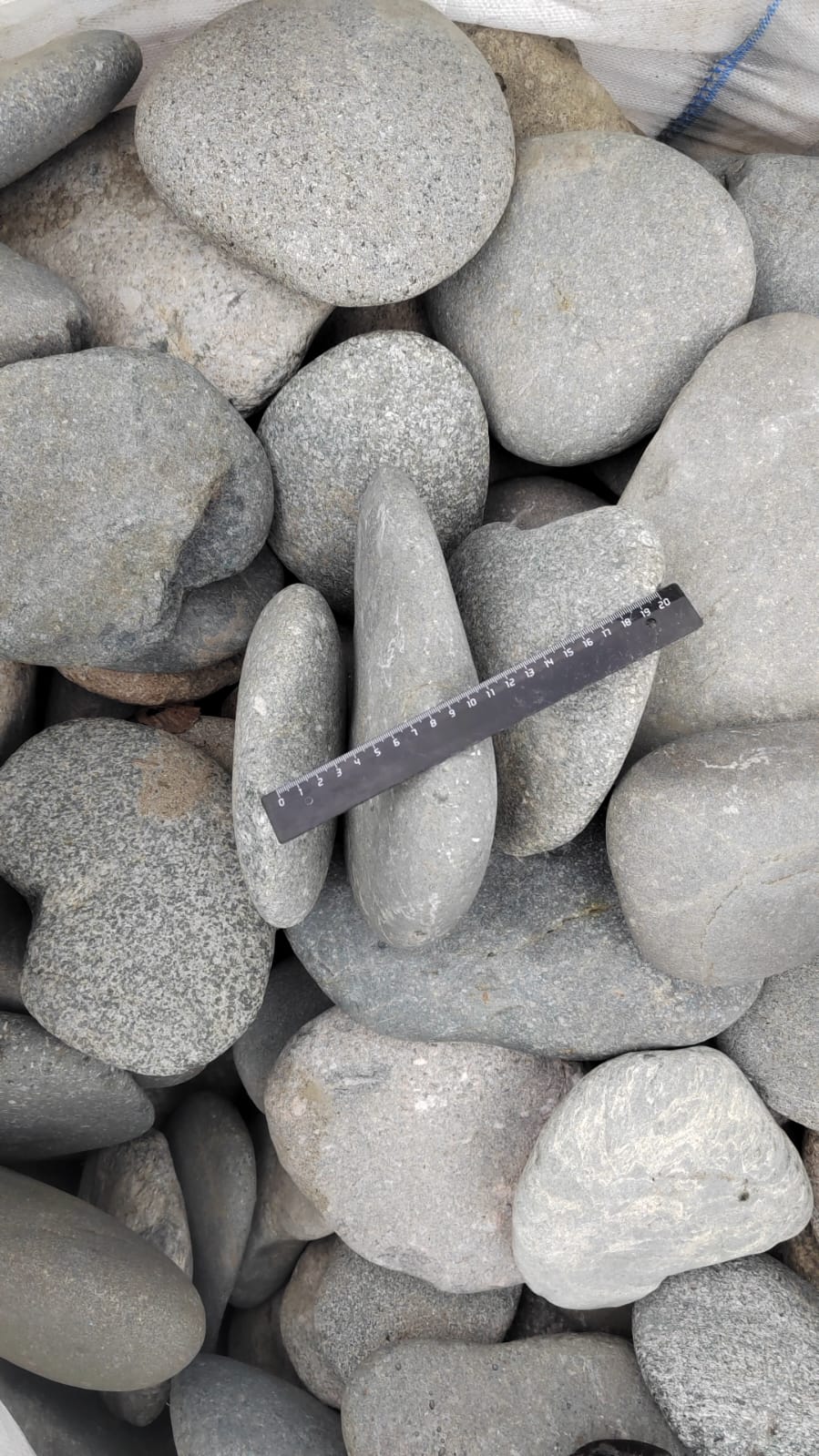 Kamenclub.ru: Галька речная плоская (темно-серая) фр. 70-150 мм. купить   в  Сочигалечник природный темно-серый серый синий речная плоская природная окатанная  7000 руб/т   фото КАМЕНЬ КЛУБ