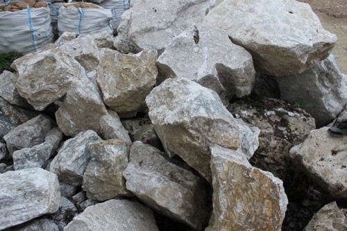  Мраморизированный известняк фр. 100-500 мм.  купить в Сочи известняк серый белый темно-серый сероватый валун природного образования окатанный 7 500 руб/т   фото 