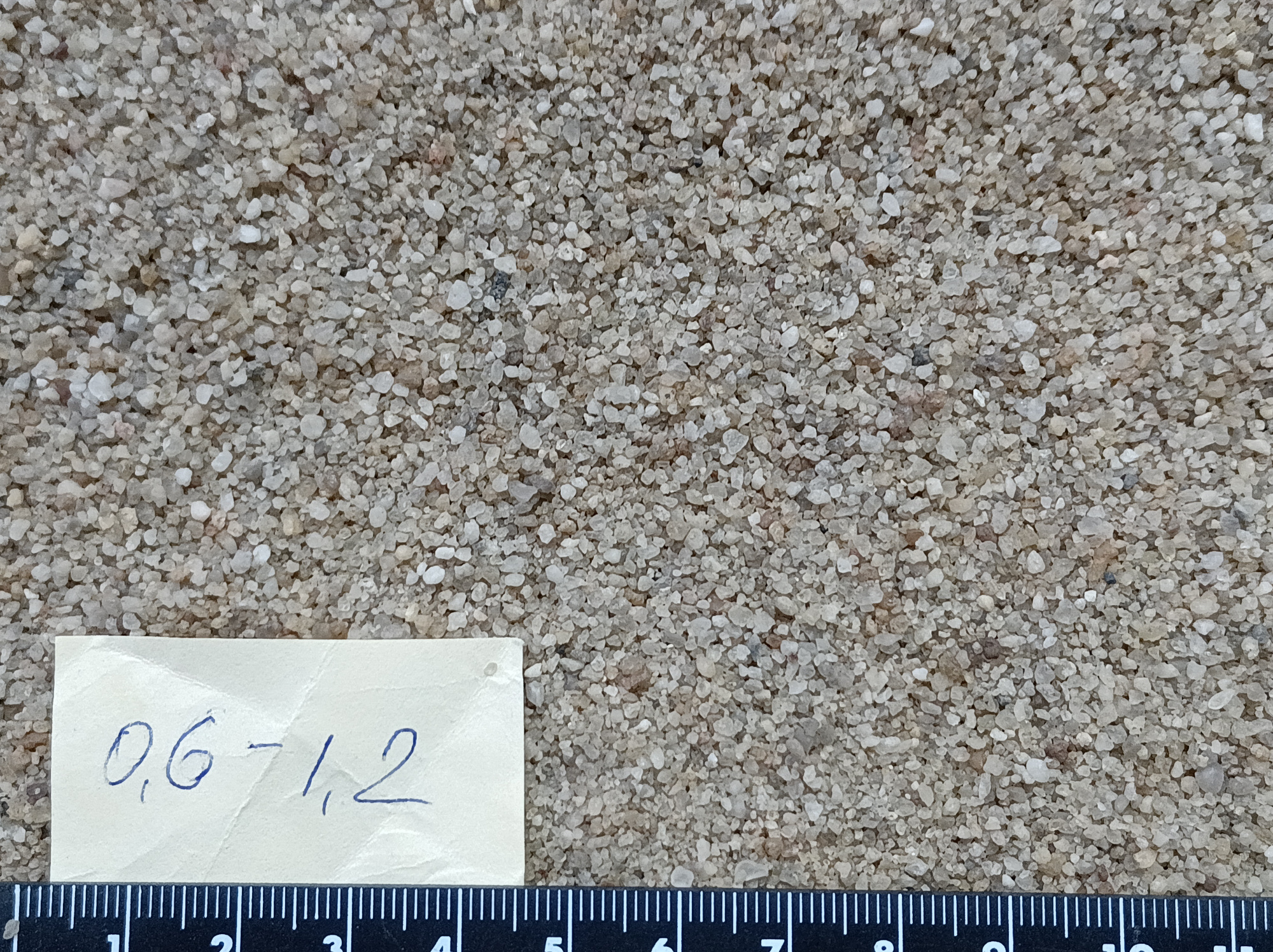 Кварцевый песок для площадок фр. 0,6-1,2 мм.  купить в Сочи фото 